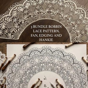 Puede incluir: Un conjunto de 3 patrones de encaje de bolillos para abanico, borde y pañuelo, que incluye una pieza de encaje color crema con motivos florales y geométricos complejos junto a una plantilla de papel con dibujos lineales negros y bolillos de madera.