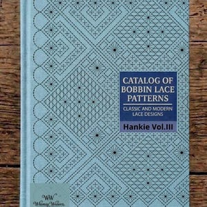 以下が含まれることがあります： 「Catalog of Bobbin Lace Patterns」と題された、クラシックでモダンなレースデザインの薄い青色の本。表紙には複雑な黒い幾何学模様が描かれています。「Hankie Vol.III」とラベルされ、「Whimsy Weaver」のロゴが含まれています。