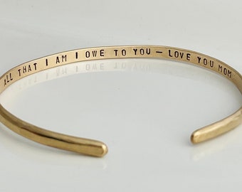 Personalisiertes Mutter der Braut Armband - Custom versteckte Nachricht Manschette - Gold / Silber Custom Manschette - Geschenk für Mama - Alles, was ich bin, schulde ich Ihnen