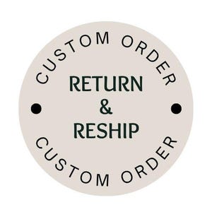Può includere: Un'etichetta circolare color beige con il testo nero CUSTOM ORDER curvato lungo i bordi superiore e inferiore. Il centro mostra il testo verde scuro RETURN & RESHIP in grassetto, affiancato da due piccoli punti neri a destra e a sinistra.
