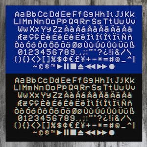 Puede incluir: Una imagen azul y negra con una fuente blanca que muestra una variedad de letras, números y símbolos. La fuente es de estilo pixelado.