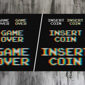 Puede incluir: Un fondo negro con las palabras "GAME OVER" e "INSERT COIN" en una fuente pixelada con colores arcoíris. Las palabras se repiten en diferentes tamaños y posiciones.