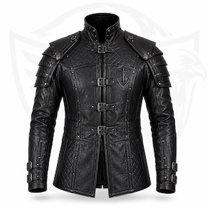 Könnte beinhalten: Eine schwarze Lederjacke mit Stehkragen, geschichteten Schulterklappen und mehreren Schnallenverschlüssen auf der Vorderseite. Das Kleidungsstück verfügt über gesteppte Einsätze, metallische Nietenakzente und ein schildförmiges Emblem auf der Brust.