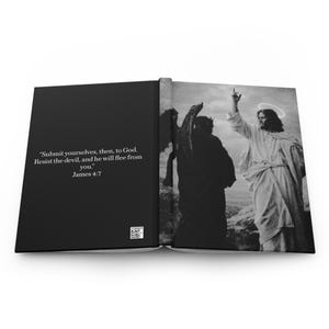 Könnte beinhalten: Ein schwarz-weißes Notizbuch mit einem Bild von Jesus und dem Teufel. Auf der linken Seite steht der Text: "Unterwerft euch also Gott. Widersteht dem Teufel, und er wird von euch fliehen." Jakobus 4:7.