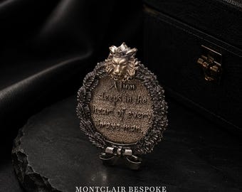 Antike Goldlöwe-Zitat-Brosche, Vintage Inspirational Löwe-Brosche, königliche Aussage Revers Pin, Herrenanzug Brosche, Mut Geschenk für ihn
