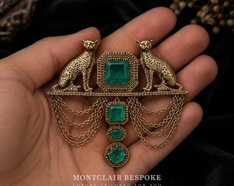 Broche antiguo de oro con forma de leopardo y cristal verde, broche de pantera, broche llamativo de esmeralda, joyería vintage de animales, broche de solapa con borla y cadena