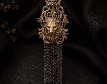 Broche antiguo de oro con cabeza de león, corona y borlas, broche real de león, broche vintage, accesorio llamativo para traje, joyería de lujo.