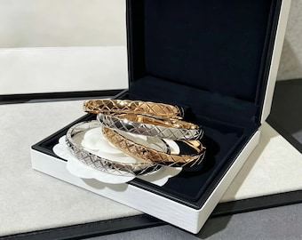 Pulseira dourada com padrão acolchoado, delicada pulseira para usar em conjunto com outras, pulseira rígida geométrica com diamantes, ideal para aniversários, Dia das Mães, Dia dos Namorados e presentes para madrinhas.