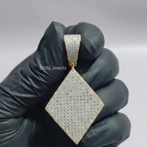 Colgante para hombre con diamante sintético de talla redonda de 2 quilates, chapado en oro amarillo de 14 quilates.