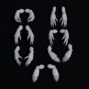 Puede incluir: Varios componentes grises articulados de brazo robótico con dedos afilados en forma de garra están dispuestos sobre un fondo oscuro. Las piezas parecen estar impresas en 3D, con detalles mecánicos y articulaciones visibles, lo que sugiere un tema de ciencia ficción o fantasía.