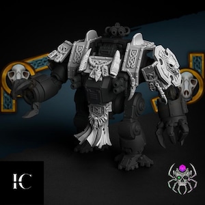 Peut inclure: Une figurine robotique noire et grise détaillée avec une armure complexe et des éléments décoratifs. La figurine a une main en forme de griffe et un bouclier avec un motif de crâne. L'image comprend les lettres "IC" et un graphique d'araignée crâne.