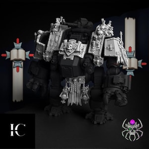 Może przedstawiać: Czarna miniaturowa figurka robota z misternymi srebrnymi płytami pancerza ozdobionymi licznymi motywami czaszek, łańcuchami i ikonografią religijną. Figurka posiada centralną tarczę na piersi, duże naramienniki oraz ciężką broń.