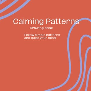 Op de afbeelding: Een tekenboek getiteld "Calming Patterns" met een rode achtergrond en blauwe golfachtige ontwerpen. De tekst "Drawing book" en "Follow simple patterns and quiet your mind" zijn ook opgenomen.