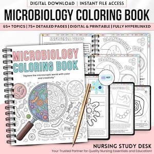 Peut inclure: Un "Microbiology Coloring Book" à spirales avec le texte "Explorez le monde microscopique avec couleur et créativité". La couverture présente une illustration détaillée d'organismes microscopiques. Des pages supplémentaires montrent des schémas de virus et de bactéries. Un stylo doré repose sur les pages.