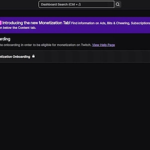 Puede incluir: Una pantalla de ordenador oscura, morada y negra, que muestra el panel de control del creador de Twitch. La barra lateral izquierda resalta "Afiliados" en morado. Un banner morado en la parte superior dice "¡Presentamos la nueva pestaña de monetización!" con información sobre anuncios, bits y suscripciones.