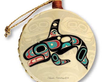 Adorno de tambor navideño con pantalla de orca y casa / Diseñado por el maestro artista tlingit Israel Shotridge / Arte de la costa noroeste