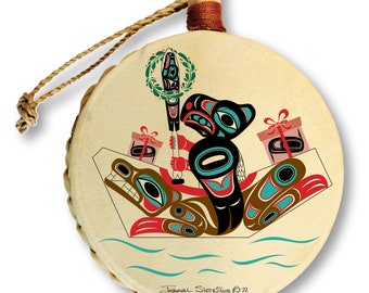 Adorno de tambor navideño en canoa con águila y oso / Diseñado por el maestro artista tlingit Israel Shotridge / Arte de la costa noroeste