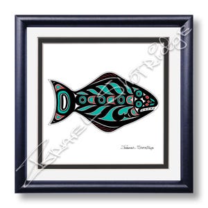 Può includere: Una stampa incorniciata di un pesce halibut stilizzato in nero, verde e rosso su sfondo bianco. La firma dell'artista, "Jessimal Simelbags", è nell'angolo in basso a destra.