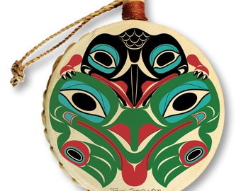 Adorno de tambor navideño Baby Raven Frog / Diseñado por el maestro artista tlingit Israel Shotridge / Northwest Coast Art