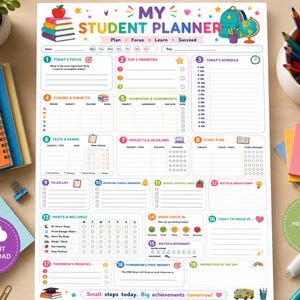 Può includere: Un foglio di pianificazione per studenti bianco con intestazioni e icone colorate. Include sezioni per focus giornaliero, priorità, orari, lezioni, compiti, progetti, abitudini e umore. Il testo recita MY STUDENT PLANNER, Plan, Focus, Learn, Succeed.