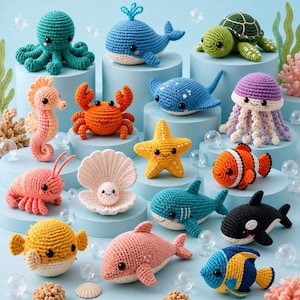 Puede incluir: Una colección de varias criaturas marinas tejidas a ganchillo que incluye un pulpo, ballena, tortuga, caballito de mar, cangrejo, raya, medusa, estrella de mar, camarón, almeja con perla, tiburón, orca, pez globo y pez tropical, dispuestos sobre pedestales azules.