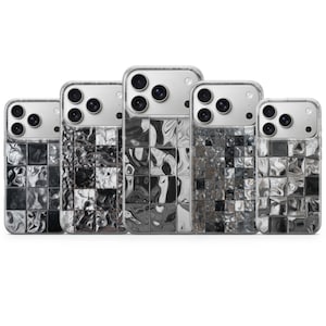 Pode incluir: Cinco capas de telefone prateadas e transparentes com um design reflexivo em mosaico. As capas têm um padrão quadrado e uma borda transparente. As câmeras dos telefones são visíveis na parte superior de cada capa.