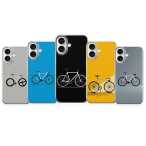 Op de afbeelding: Een verzameling van vijf telefoonhoesjes met fietsillustraties. De hoesjes zijn in verschillende kleuren: grijs, blauw, zwart, geel en nog een grijs. Elk hoesje heeft een wit fietsontwerp, met kleine variaties in de stijl.