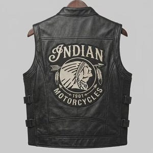 Svart herrmotorcykelväst i läder från Indian med lapp baktill | Rider Club Style