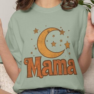 T-shirt rétro « Maman Lune et Étoiles » | T-shirt vintage « Maman » | T-shirt « Maman Céleste » | Cadeau esthétique pour maman sur le thème de la lune | T-shirt tendance pour la fête des mères