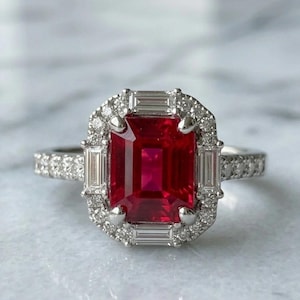 Elegante anillo de plata para mujer con cristal de rubí rosa y forma de diamante talla esmeralda. Regalo vintage de lujo y brillo para ocasiones especiales.