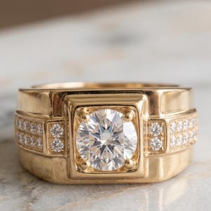 Könnte beinhalten: Ein breiter Goldring mit einem großen, runden, im Brillantschliff geschliffenen Mittelstein, der von vier Krappen gehalten wird. Die mittlere Fassung ist von zwei vertikalen Reihen kleiner, runder, klarer Akzentsteine flankiert.