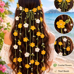 Puede incluir: Un accesorio para el cabello que presenta una serie de largas enredaderas de ganchillo verde adornadas con pequeñas flores de ganchillo amarillas y blancas, intercaladas con cuentas de perlas blancas y un lazo de ganchillo verde.