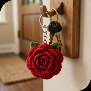 Mönster för virkad rosnyckelring, lager-påseberlock med blommotiv i PDF-format