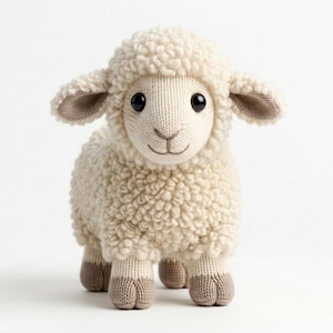 Op de afbeelding: Een knuffel in de vorm van een lammetje met een crèmekleurig, krullend gestructureerd lichaam en een glad, lichtgekleurd gezicht. Het speelgoed heeft grote, ronde, zwarte ogen, een geborduurde neus en mond, en vier lichtbruine hoeven aan de basis.