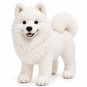 Op de afbeelding: Een gehaakt hondenfiguur in wit met een dikke, getextureerde vacht, puntige oren en een gekrulde staart. De hond heeft zwarte plastic ogen, een zwarte neus en een open mond met een roze tong, staand op vier poten tegen een witte achtergrond.