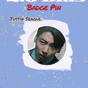 Peut inclure: Un badge épinglette circulaire présentant le portrait d'une personne aux cheveux foncés, sur un fond bleu clair avec des taches dorées. Le texte indique 2.0 Bias, BADGE PIN, JUSTIN SEAGUL et @elina.kstation dans diverses polices et couleurs.