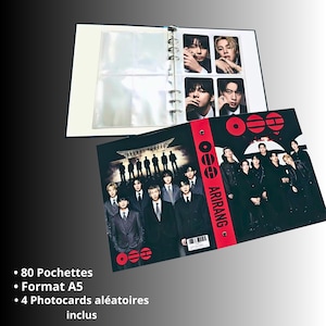 Peut inclure: Un album photo noir avec une bordure blanche, ouvert pour révéler des pochettes en plastique transparent contenant quatre cartes photo. La couverture de l'album présente un groupe de personnes en costume et le texte "OOO Arirang". Texte en bas à gauche.