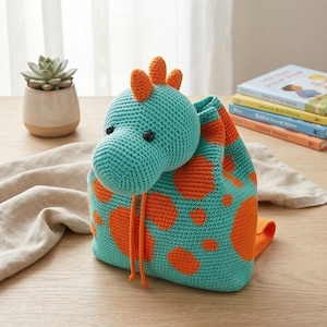 Op de afbeelding: Een witte keramische mok met een zwarte handgreep en de tekst "But First, Coffee" in een vetgedrukte, zwarte letter. De mok staat tegen een vage achtergrond, wat een gezellige setting suggereert.