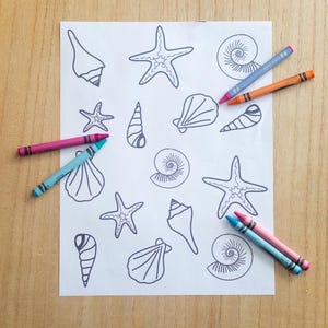 Op de afbeelding: Een set van drie keramische mokken met een gespikkelde, matte afwerking. De mokken zijn in crème, lichtgrijs en donkergrijze tinten. Elke mok heeft een eenvoudig, minimalistisch ontwerp en een afgeronde handgreep. De mokken zijn op elkaar gestapeld.