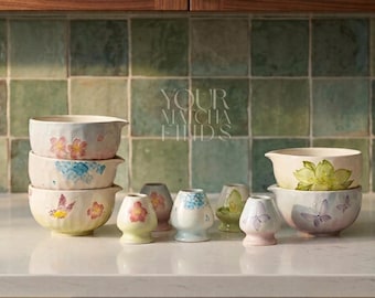 Matcha-set met bloemen, keramische Chawan-kom, bamboegarde en houder: kersenbloesem, hortensia, vlinder | Japans theeceremoniecadeau