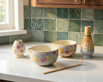 Floral matcha bowl set, Japanse chawan met bamboegarde, matcha kit cadeau — keramische theekom, gardehouder, schep, kersenbloesem