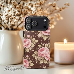 以下が含まれることがあります： 黒い持ち手と「But First, Coffee」のテキストが黒い太字で書かれた白いセラミックマグ。マグカップはぼやけた背景に置かれており、居心地の良い環境を示唆しています。