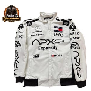 Könnte beinhalten: Weiße Rennjacke mit schwarzen Akzenten, mit Sponsorenlogos und Text. Die Jacke hat einen Stehkragen, ein Tommy Hilfiger-Logo und den Text "Expensify". Sie hat einen schwarzen gerippten Saum und Bündchen.