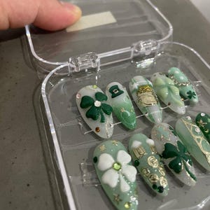 豪華なセントパトリックデー用つけ爪 | 3Dラッキークローバーゴールドポットネイルアート | エメラルドグリーン＆ホワイトアーモンドネイル | 再利用可能なつけ爪