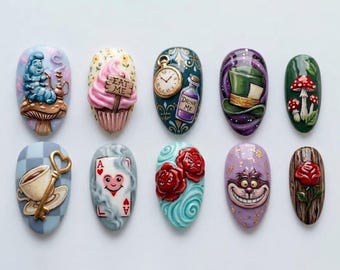 Unghie finte 3D di Alice nel Paese delle Meraviglie, Unghie finte del Gatto del Cheshire e del Cappellaio Matto, Manicure della Regina di Cuori, Nail art "Mangiami, bevimi".