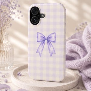 Capa de celular fina com estampa xadrez vichy e laço lavanda | Estampa xadrez com fita em tons pastel roxos