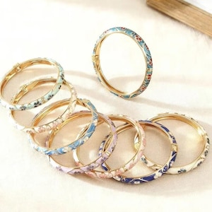 Bracelet Jonc Émaillé Fleuri • Manchette Ouverte Vintage Dorée • Bracelet Émail Coloré Style Cloisonné • Bijou Délicat Idée Cadeau Femme