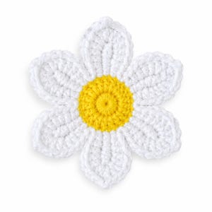 Könnte beinhalten: Eine handgefertigte Häkelblume mit sechs abgerundeten weißen Blütenblättern, die ein leuchtend gelbes, kreisförmiges Zentrum umgeben. Das Textilstück ist mit sichtbaren Garnstichen gearbeitet und bildet ein flaches, strukturiertes Blumenmuster.