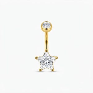 Peut inclure: Un piercing de nombril en forme de barre courbe dorée, orné d'une petite pierre transparente ronde sur le dessus et d'une plus grande pierre transparente en forme d'étoile à cinq branches sur le dessous, fixées par des griffes dorées.