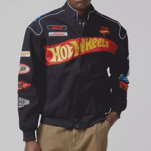 Hot Wheels Bestickte Schwarze Bomberjacke - Vintage Motorsport Streetwear-Mantel